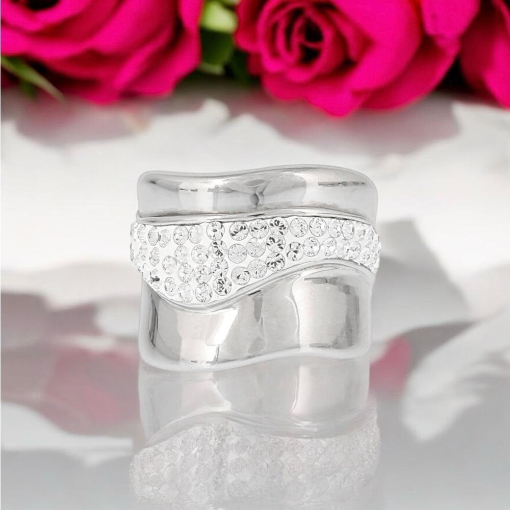 🇨🇦🆕5th Avenue Elegant Ring with Swarovski Crystal Accents - Picture 4 of 14